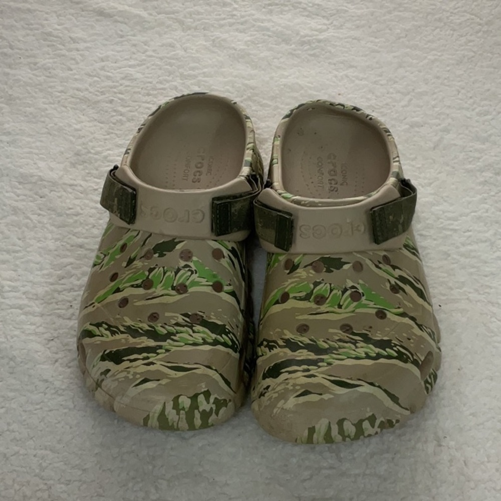 CROCS men Water Shoes in Green and Tan - Picture 2 of 5